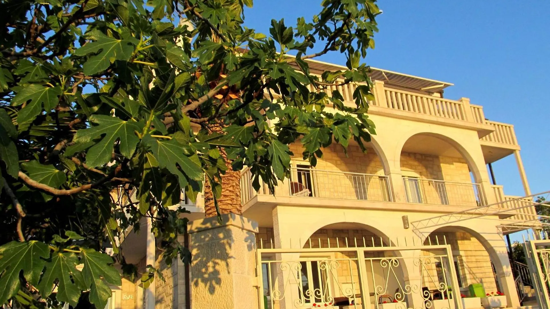 Apartment For Two Persons With Sea View In Trogir Near The Beach