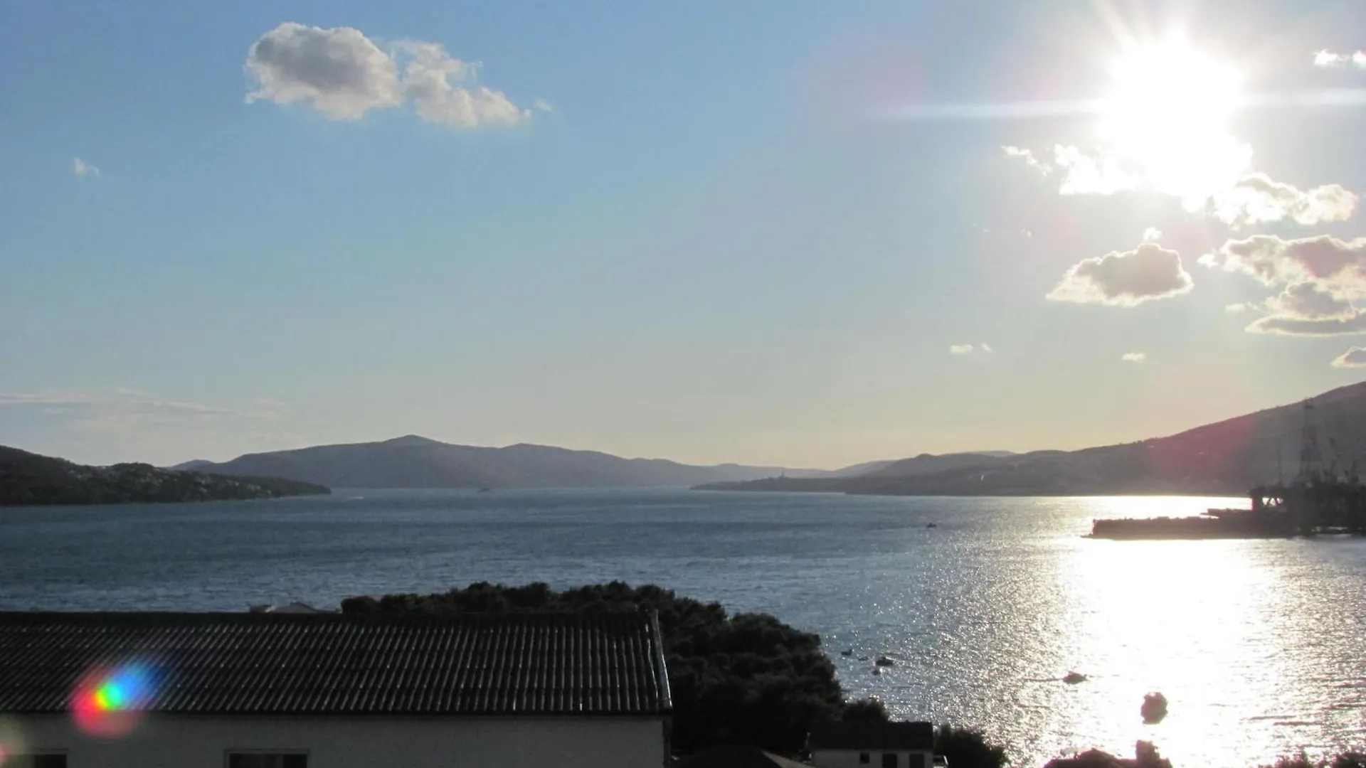 Apartment For Two Persons With Sea View In Trogir Near The Beach