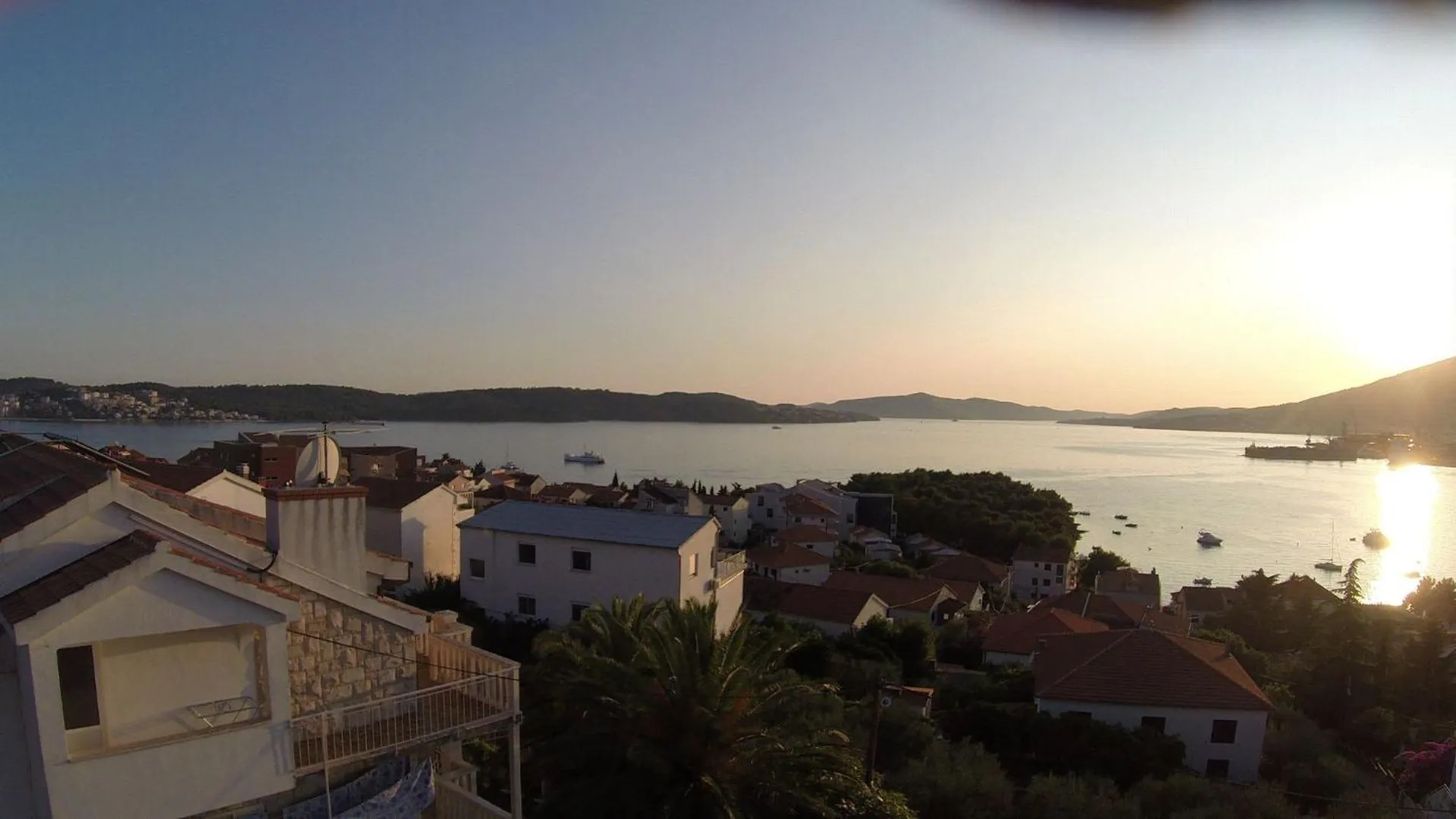 Apartment For Two Persons With Sea View In Trogir Near The Beach