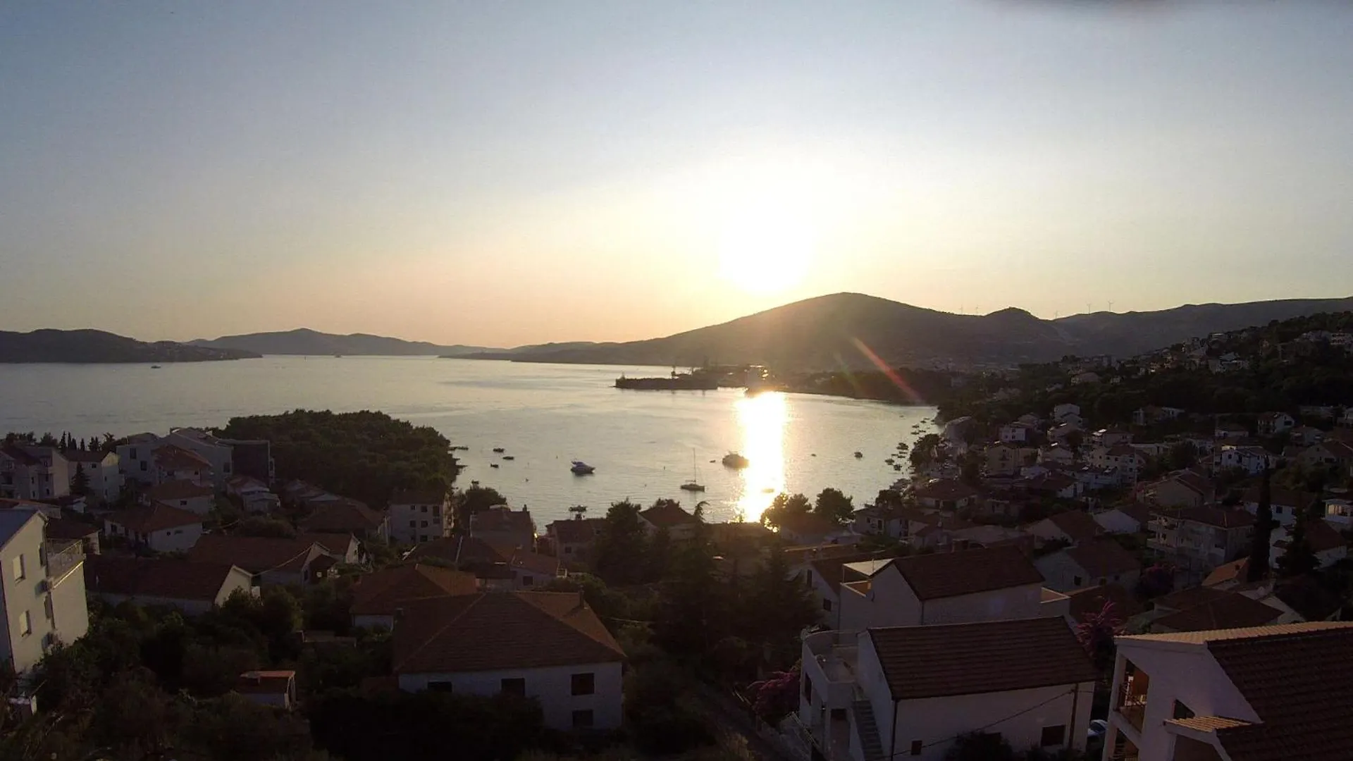 Apartment For Two Persons With Sea View In Trogir Near The Beach