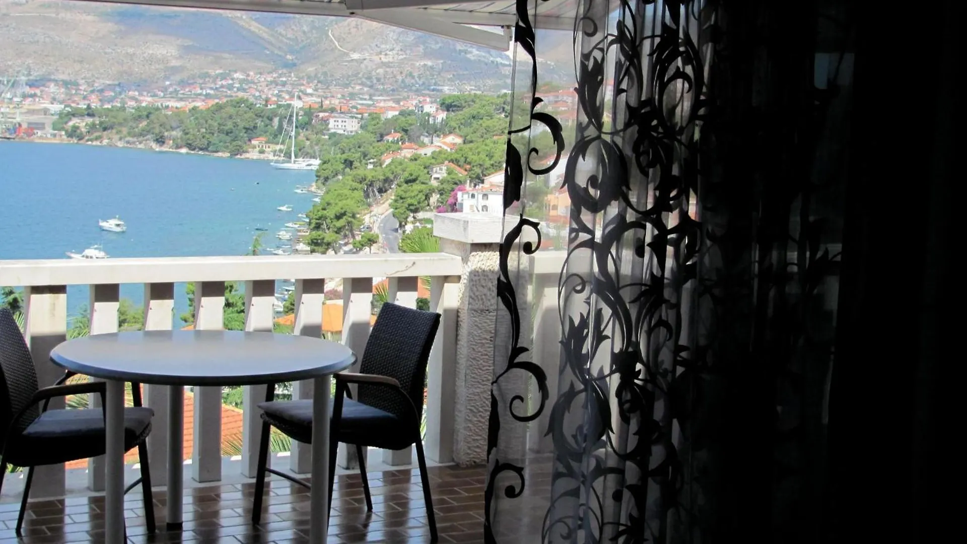 Apartment For Two Persons With Sea View In Trogir Near The Beach