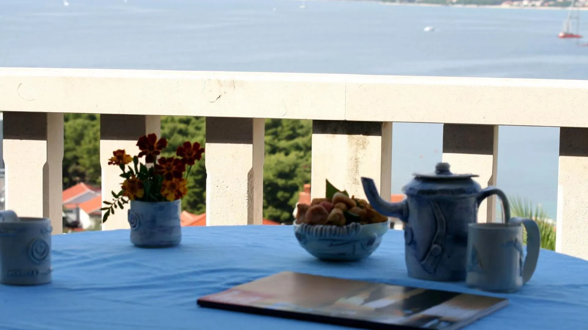 Apartment For Two Persons With Sea View In Trogir Near The Beach